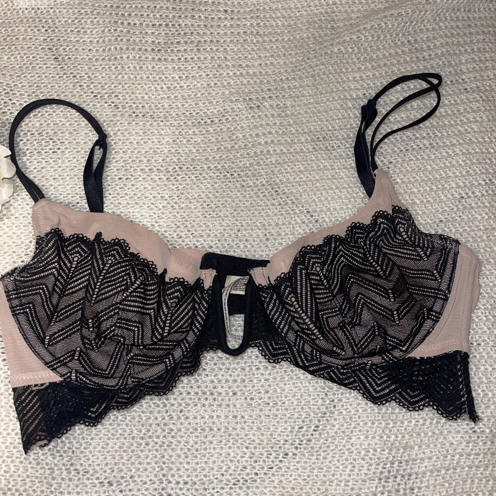 Super sexy non padded bra .